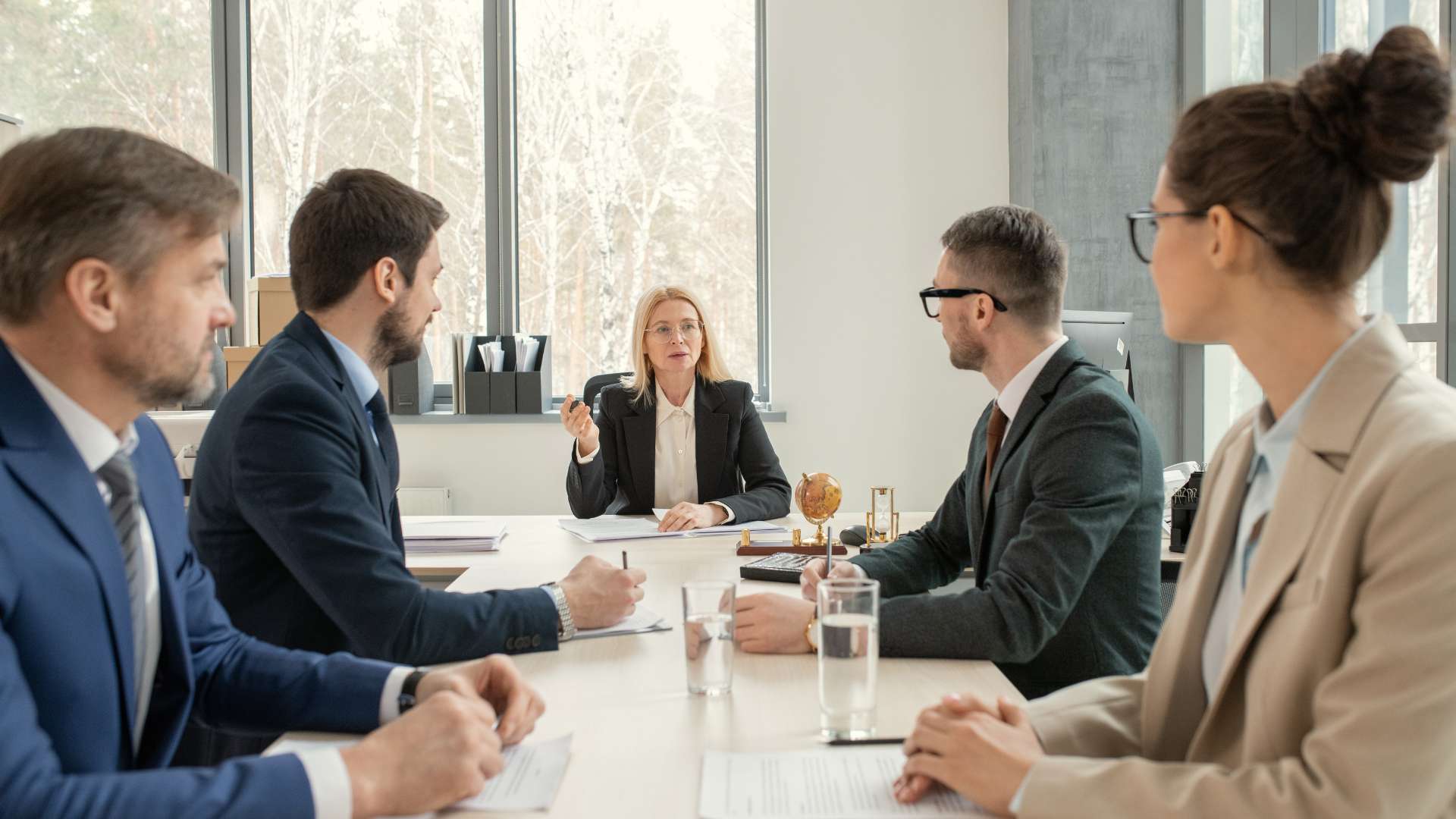 Le recrutement en cabinet, en 2025, c’est une course contre la montre. D’un côté, des candidatures qui pleuvent à chaque offre diffusée. De l’autre, des clients pressés, exigeants, qui attendent des profils ciblés, qualifiés, présentés vite et bien. Dans ce contexte, le recours à un logiciel de gestion des candidatures, un ATS, n’est plus une option. C’est un levier de performance. Oui, mais lequel ? Parce que tous les ATS ne sont pas conçus pour les cabinets. Entre ceux trop orientés grands groupes, ceux qui manquent de flexibilité, ou ceux qui font l’impasse sur la relation client, faire le tri devient un métier à part entière. Cet article a justement été pensé pour vous aider à y voir clair. On vous montre comment choisir un ATS métier, qui comprend les enjeux d’un cabinet de recrutement. Multi-mandats, viviers, scoring, relances, pipeline commercial : on balaye les vraies fonctionnalités utiles, celles qui transforment une base de CV en outil de closing. Pourquoi un cabinet de recrutement ne peut plus se passer d’un ATS en 2025 L’explosion du volume de CV et des canaux de sourcing 80% des recruteurs « ont un ATS ou envisagent d'en avoir un » selon l'étude 2024 de Hellowork. Entre LinkedIn, jobboards, cooptation et candidatures spontanées, une offre reçoit facilement plus de 250 CV, dont seuls 4 à 6 seront retenus pour un entretien. Gérer ce flux sans ATS, c’est accepter le chaos : doublons, oublis, délais, perte d’opportunités. Un bon ATS permet la multi‑diffusion à plus de 70 plateformes en un clic, centralise les CV par canal, et sécurisé, c’est l’unique moyen de garder un vivier clair et efficace. Des clients qui exigent des résultats rapides et traçables Les clients d’un cabinet attendent des profils triés dans les 3 à 7 jours et souhaitent un rapport clair : canal d’origine, taux de conversion, temps écoulé. Un ATS trace automatiquement les relances, entretiens, scores, feedbacks et génère des tableaux de bord en temps réel. Résultat : transparence totale, rapidité avérée, confiance renforcée, et preuve concrète de la valeur du cabinet. Un ATS comme levier de performance commerciale Les données sont là : un ATS peut faire gagner jusqu'à 30% de temps sur l'ensemble du processus selon Recruitee. En gérant mieux les CV et en automatisant les relances, un cabinet traitant 20 missions par an peut en prendre 6 à 12 en plus sans embaucher. En résumé : automatisation + structuration = plus de missions signées, plus de chiffre d’affaires. Les besoins spécifiques d’un cabinet de recrutement vs une entreprise classique Multi‑clients, multi‑mandats, gestion fine des viviers Contrairement à une entreprise (recrute pour un seul besoin), un cabinet doit suivre plusieurs clients et dizaines de postes actifs. L’ATS doit permettre une segmentation précise : par client, mission, secteur, niveau… et retrouver instantanément tous les développeurs Java associés à un mandat précis. Impossible sans cette granularité. Pipeline commercial + pipeline candidat : deux dimensions à intégrer Les cabinets combinent deux flux : le commercial (prospection, devis, facturation) et le recrutement. Un ATS métier intégré ou connecté à un CRM permet de visualiser pour chaque mission : date d’ouverture, nombre de CV reçus, entretiens réalisés, offres faites, relance effectuée. Cela donne une vue 360° utile au pilotage stratégique. Collaboration fluide entre consultants Un ATS bien conçu permet de : taguer un CV, ajouter un commentaire, notifier un autre consultant… le tout sans email. Cela évite les pertes d’information et les doublons. Par exemple : le consultant A repère un profil intéressant et étiquette B ; B reçoit une alerte instantanée. Collaboration + rapidité = meilleur suivi. Confidentialité, RGPD, image de marque : des enjeux cruciaux Les cabinets traitent des données sensibles : CV, prétentions, motivations… Un ATS doit respecter le RGPD : gestion des consentements, droits de suppression, durées de conservation. La sécurité (chiffrement, conformité ISO 27001) est indispensable pour éviter fuites ou sanctions. Côté image, un ATS bien brandé renforce la crédibilité : réponses rapides, courriels personnalisés, interface soignée. Les critères à prendre en compte pour choisir un ATS adapté à un cabinet Ergonomie et rapidité d’adoption par l’équipe Un ATS efficace ne doit pas ralentir l’équipe, mais la libérer. Si l’interface demande plusieurs jours pour être maîtrisée, c’est un signal d’alerte. L’objectif : une prise en main intuitive en moins de deux jours, sans formation lourde. Les consultants doivent pouvoir créer une mission, intégrer un CV, filtrer un vivier, sans avoir à demander de l’aide. Conseil RH Match : testez toujours l’interface sur un vrai besoin, avec des utilisateurs de niveaux différents. Suivi des missions, scoring des candidats, relances automatiques Un bon ATS vous fait gagner un temps précieux sur les tâches chronophages. Il vous permet de suivre précisément chaque mission, de noter les profils selon vos propres critères, et d’automatiser les relances. Résultat : vous restez focus sur les profils à fort potentiel, vous ne perdez plus de candidats en route, et chaque action est tracée. C’est aussi un gage de sérieux pour vos clients, qui apprécient le suivi rigoureux. Outils intégrés ou connectables : CRM, multidiffusion, signature, agenda Un ATS n’est jamais seul. Il doit pouvoir se connecter à vos outils du quotidien : CRM, logiciel de facturation, plateformes de multidiffusion, signature électronique, agenda partagé. Si vous devez faire du copier-coller entre plusieurs interfaces, vous perdez le bénéfice de l’automatisation. Personnalisation des workflows selon les types de missions Tous les recrutements ne se ressemblent pas. Votre ATS doit vous permettre d’adapter vos workflows selon le type de poste, le niveau de séniorité ou les attentes du client. Création de statuts personnalisés, règles d’avancement, filtres spécifiques : c’est la condition pour structurer des process efficaces sans les rigidifier. L’ATS doit s’adapter à votre méthode, pas l’inverse. Tarification : siège / mission / volume de CV ? Certaines solutions facturent par utilisateur, d’autres par mission ou en fonction du volume de candidatures. Pour un cabinet, c’est un point crucial : vous devez pouvoir estimer précisément votre coût mensuel ou annuel selon votre activité réelle. Support client et mises à jour régulières Un bon outil, c’est aussi un bon accompagnement. Avant de signer, vérifiez les engagements du support : délais de réponse, assistance dédiée, mises à jour fonctionnelles. Un ATS vivant, c’est un ATS qui évolue avec vos besoins, qui corrige vite les bugs, et qui vous alerte sur les nouveautés. RH Match tient compte du retour d’expérience des cabinets sur ces points sensibles. Pourquoi tester un ATS en conditions réelles est essentiel Ne pas se contenter d’une démo marketing Une démonstration vous montre toujours le meilleur scénario. Mais un ATS s’évalue sur le terrain. Il faut sortir du discours commercial et passer à la pratique : manipulation de CV, tri des candidatures, test de recherche, édition de reporting. Ce sont ces usages quotidiens qui révèlent la vraie valeur de l’outil. Construire un POC : 1 mission réelle, 1 consultant pilote Un test réussi repose sur un vrai cas d’usage. L’idéal : sélectionner une mission réelle, confier le test à un consultant référent, et suivre tous les indicateurs pendant deux à quatre semaines. Vous pourrez mesurer le temps gagné, la pertinence des profils identifiés, et la qualité du suivi client. RH Match vous aide à structurer ce test pas à pas. Analyser la prise en main réelle, la logique de matching, les retours clients Durant le test, observez la fluidité d’utilisation : est-ce que les consultants s’approprient facilement l’outil ? Est-ce que les résultats proposés sont pertinents ? Est-ce que les clients perçoivent une amélioration du service ? Ces retours sont cruciaux. Ils permettent de faire un choix fondé, aligné avec la réalité de votre activité. Impliquer les consultants dans le choix pour favoriser l’adhésion Ne choisissez jamais un ATS dans un bureau fermé. Vos équipes sont les premières concernées. En les impliquant dès le début, test, retour d’expérience, notation de l’outil, vous favorisez leur adhésion. Un ATS, même excellent, est inutile s’il n’est pas utilisé. Le bon outil, c’est celui que vos consultants veulent vraiment utiliser. Top 5 des ATS adaptés aux cabinets de recrutement en 2025 (avec avantages/inconvénients) 1. Flatchr + Simple, interface fluide en mode Kanban, conçu pour la France, support réactif. Plus de 100 jobboards en un clic selon les utilisateurs . Peu adapté aux structures traitant plusieurs centaines de CV par semaine ; peut montrer ses limites si vous gérez très gros volumes. 2. Jobaffinity + Pensé pour les cabinets : dashboard personnalisable, screening sémantique, tags colorés, faible spam . Interface un peu vieillissante, certaines fonctionnalités manquent de fluidité ou sont moins intuitives. 3. Talents’in + Moteur de recherche avancé, workflows détaillés pour chaque mission. Permet un sourcing puissant et rapide. Courbe d’apprentissage plus longue. Selon les retours terrain, il faut compter quelques semaines pour maîtriser toutes les options. 4. We Recruit + UX claire, bon rapport qualité/prix, bien pensé pour TPE/PME. Outils collaboratifs efficaces pour les petites structures . Limité pour les cabinets multi-sites ou avec de fortes contraintes de reporting, moins modulable pour gros volumes. 5. Recruitee + Interface moderne, pipeline personnalisable, collaboration en équipe. Support bien noté, avec plus de 20 avis à 8+/10 . Orienté PME : la logique multi-clients est perfectible, plus adapté aux entreprises qu’aux cabinets traditionnels. Comment prendre la bonne décision (et éviter les erreurs classiques) Les erreurs à éviter : Choisir un ATS trop généraliste ou trop rigide Un outil trop standard ne couvrira pas les spécificités multi-mandats d’un cabinet. Négliger l’intégration avec vos outils internes Si l’ATS ne se connecte pas à votre CRM, agenda, jobboards, vous perdez en efficacité. Sous-estimer la phase de montée en compétence Certains ATS requièrent des semaines d’adaptation. Comptez ce délai et accompagnez vos équipes. Méthode conseillée : Cartographier vos besoins internes (CRM, sourcing, gestion des missions) Identifiez vos flux actuels, vos outils clés et vos indispensables. Définir vos priorités fonctionnelles Exemple : multi-diffusion, scoring, automatisation, pipelines clients vs candidats. Challenger les éditeurs sur un vrai cas client Demandez un test sur une mission : sourcing, tri, matching, relance, reporting. S’assurer de la compatibilité avec votre stratégie commerciale L’ATS doit soutenir votre croissance, pas générer des coûts ou des rigidités futures. Ben choisir son ATS, c’est piloter son activité autrement Les bons outils permettent aujourd’hui de réduire de 40 à 60 % le temps de recrutement sur certaines missions et d’augmenter la productivité par consultant de plus de 30 % lorsqu’ils sont bien déployés. Mais tous les ATS ne se valent pas. Certains sont pensés pour les entreprises, d’autres pour les ESN, d’autres encore pour le secteur public. Très peu sont réellement conçus pour les besoins spécifiques d’un cabinet de recrutement : multi-mandats, viviers actifs, scoring personnalisé, pilotage commercial intégré. Et c’est justement là que se joue la différence : un mauvais choix peut ralentir vos équipes, vous faire perdre des missions ou générer des coûts cachés. À l’inverse, un bon ATS vous permet de signer plus de clients, de mieux valoriser votre méthode, et d’assurer un suivi irréprochable à chaque étape. Si vous êtes en réflexion, ne partez pas seul. RH Match vous permet de comparer les meilleurs ATS du marché, de les filtrer selon vos critères métier (structure, budget, méthode de travail), et de les tester en conditions réelles. C’est un service gratuit, impartial et rapide, conçu pour les professionnels du recrutement. Vos questions les plus fréquentes sur les ATS pour cabinet de recrutement Pourquoi un cabinet a-t-il besoin d’un ATS dédié ? Un ATS métier permet de segmenter les projets, centraliser les candidatures, automatiser les relances, tracer chaque action, et piloter l’activité en temps réel. C’est un outil de structure, pas juste de stockage. Quels sont les critères indispensables pour choisir un ATS ? Prise en main rapide Scoring des candidats et relances automatiques Connexion fluide avec vos outils (CRM, agenda, jobboards, signature) Workflows personnalisables par mission ou client Modèle tarifaire transparent Support technique réactif Un bon ATS s’adapte à votre méthode, pas l’inverse. Faut-il privilégier une démo ou un test en conditions réelles ? Une démo reste un scénario idéal. Ce qu’il faut, c’est tester l’ATS sur une vraie mission : tri, relances, scoring, reporting. C’est le seul moyen de vérifier si l’outil colle à votre manière de recruter. Quelles sont les erreurs les plus fréquentes à éviter ? Choisir un outil trop généraliste Négliger la compatibilité avec vos outils internes Sous-estimer la courbe d’apprentissage Décider seul, sans impliquer les consultants Ces erreurs freinent l’adoption et vous font perdre du temps, voire des missions. Comment RH Match peut m’aider dans ce choix ? RH Match compare les meilleurs ATS du marché en fonction de vos critères métiers. On vous aide à trier, tester, et choisir une solution alignée sur votre fonctionnement, votre budget et vos objectifs business.